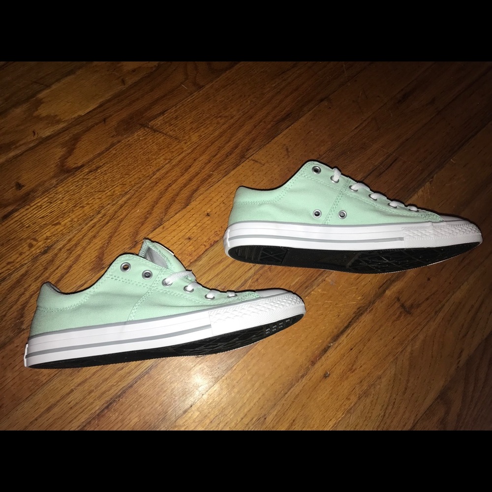 NWT! Converse mint green kids size 5